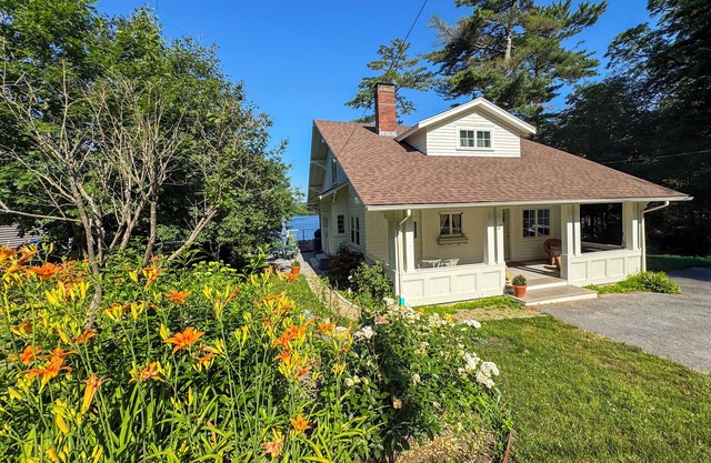 NEW -Lakefront 2 Bed / 3 bath + Extra Bed off of living room