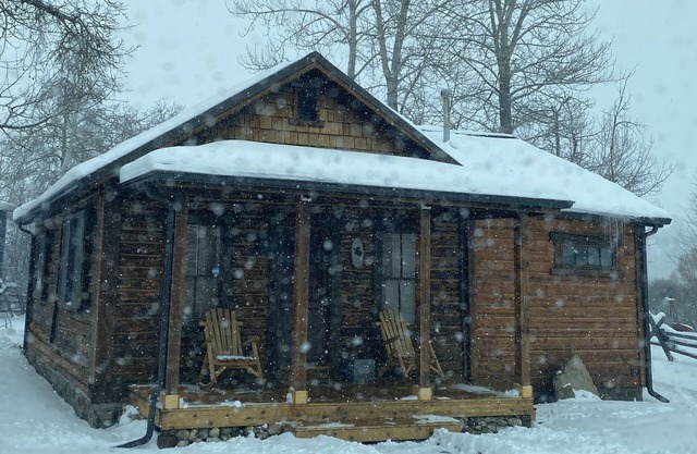 Winter at Kodow Kabin! 1865 cabin /hot tub close to Red Lodge and skiing!