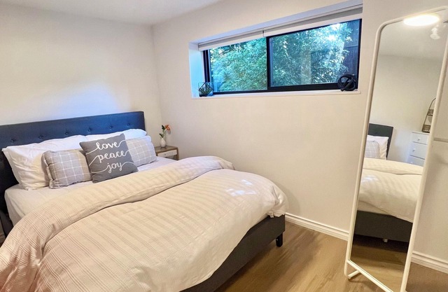 Winter coastal retreat - Deep Cove: 2-Bedroom w/ sauna & cold plunge