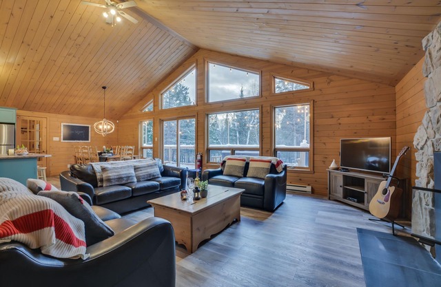 Winter Escape 7 minutes away from Tremblant North side ski slopes / chairlifts