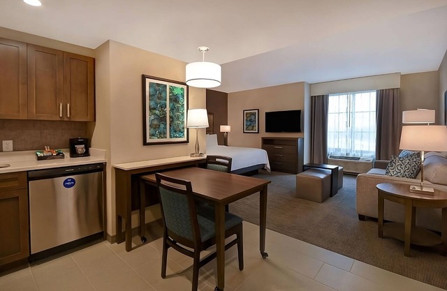 Winter Garden Getaway! Full Kitchen, Swimming Pool, Pets Allowed!