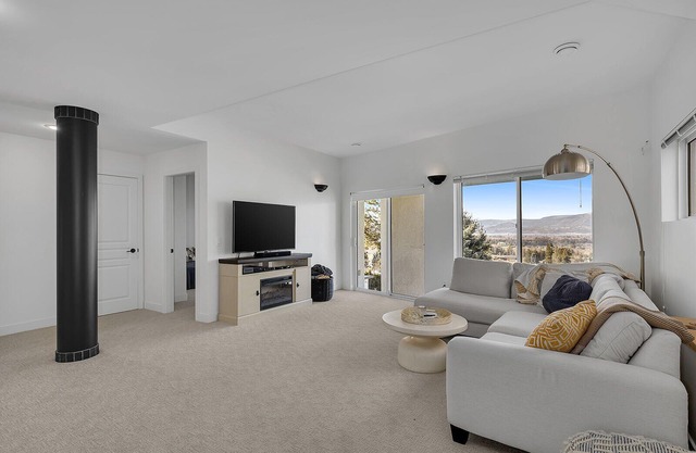 Winter Mountain Retreat - 30 mins to Big White Resort!