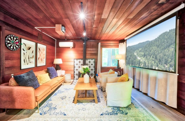 Winter Promo: Stylish Cabin Near Dtown Santa Long Stay Open. Pet-friendly!
