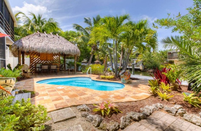* WINTER SPECIAL * 2 BR Waterfront Pool Home