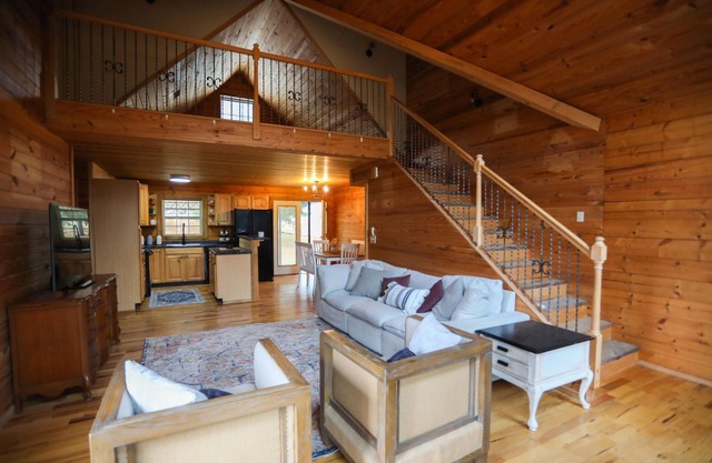 WINTER SPECIAL! Log Home by Lake ~ Less than 25 mi to downtown Nashville