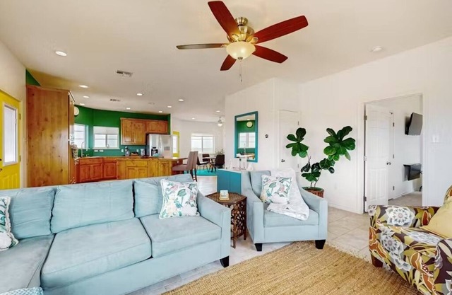WINTER TEXANS: WATER VIEWS! Cheerful, Bright & Serene welcome FEEL GOOD SPACE