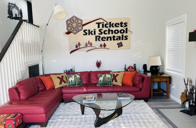 Winterberry Lodge: NEWLY RENOVATED Spacious Berkshire Getaway at Jiminy Peak