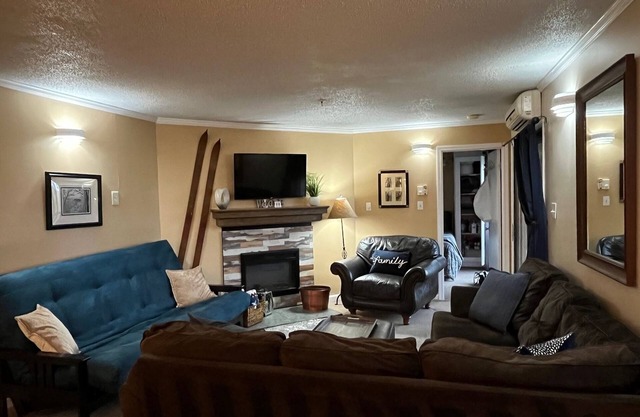 Winterplace Ski in Ski Out Condos 3Br/2Ba 3rd floor sleeps 8
