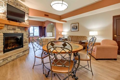 Wisconsin Dells Resort Condo with 2 Fireplaces