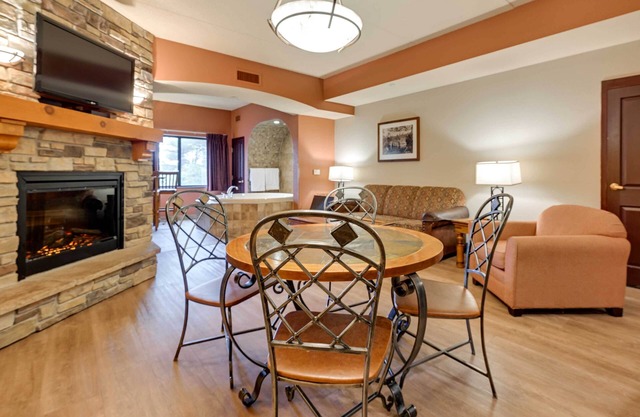 Wisconsin Dells Resort Condo w/ 2 Fireplaces