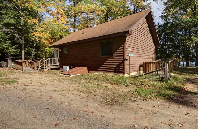 Wisconsin Northwoods, Lakeside Cabin w/shared Dock. ADA Friendly. Pet Friendly!