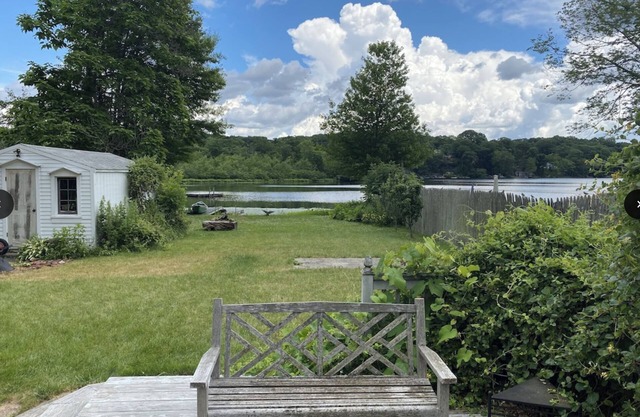 WITH INN —Charming 2-bedroom cottage in Guilford with WiFi and AC