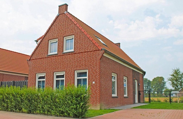 With its 4 bedrooms, this property can accommodate 8 people.