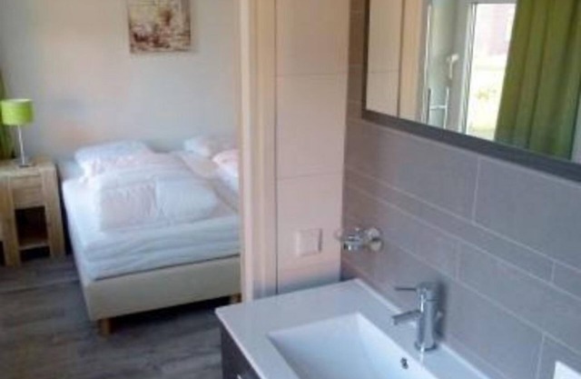 With its 4 bedrooms, this property can accommodate 8 people.