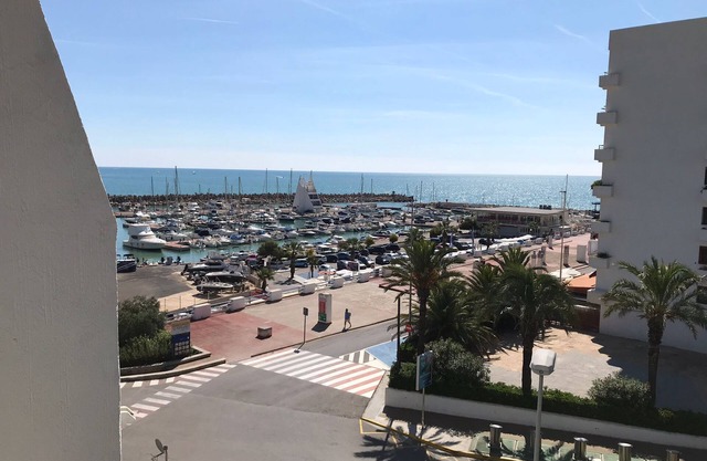 With WLAN, right on the beach with a view of the harbour