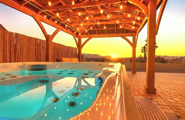 Wknd@Bernies 2Homes-2HotTubs-GAME ROOM, Private Compound--Amazing H2O/Mtn Views!