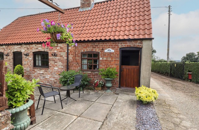 WOLDSEND COTTAGE, pet friendly, with open fire in Horncastle