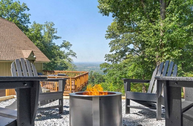 Wolf Den - Airy Cabin w/ Hot Tub & Valley Views!