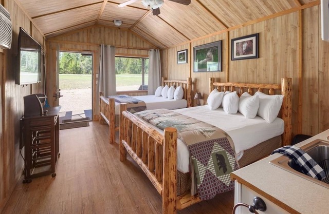 Wolf Den Cabin! 6 miles to Glacier!