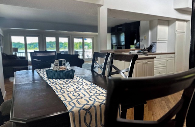Wolf Lake Haven - Lakefront Sleeps 16