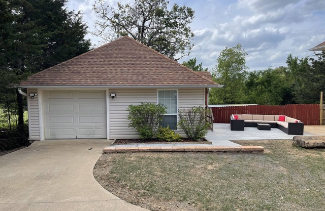 Wolf Trail Suite next to scenic 18 hole Golf course. Fort Smith AR close by.