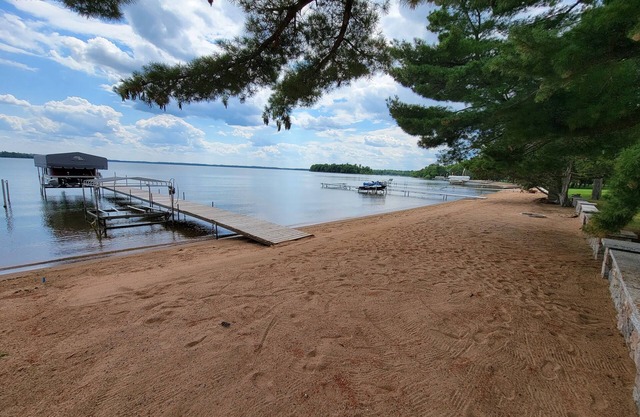 Woman Lake Beach House - Family Reunion - Private 100' Wide Beach