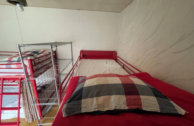 Women-only share house 2 min walk from Otsuka station on Yamanote line, 1 stop to Ikebukuro, good location with plenty of restaurants.