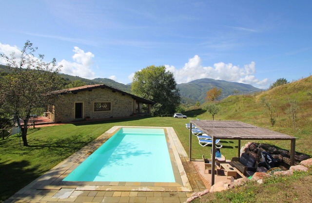 Atemberaubendes alleinstehendes Ferienhaus mit privatem Pool, W-LAN, TV, Terrasse und Parkplatz