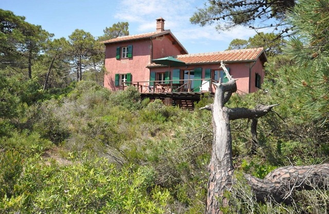 Alleinstehendes Ferienhaus mit W-LAN, TV, Innenhof, Haustiere erlaubt, Panoramablick, Parkplatz