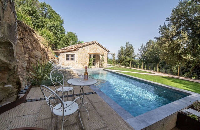 Alleinstehendes Ferienhaus mit privatem Pool, W-LAN, Klimaanlage, TV, Innenhof, Parkplatz