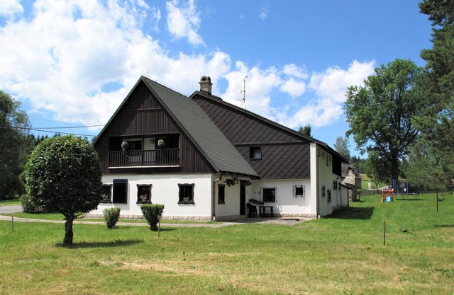 Atemberaubendes alleinstehendes Ferienhaus für 21 Personen mit W-LAN, TV, Innenhof und Parkplatz