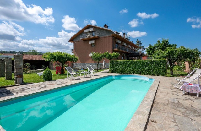Wunderbares Ferienhaus für 4 Gäste mit W-LAN, Pool, TV, Terrasse und Parkplatz
