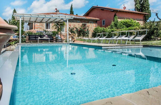Alleinstehendes Ferienhaus mit Klimaanlage, W-LAN, privatem Pool, TV, Innenhof, Parkplatz