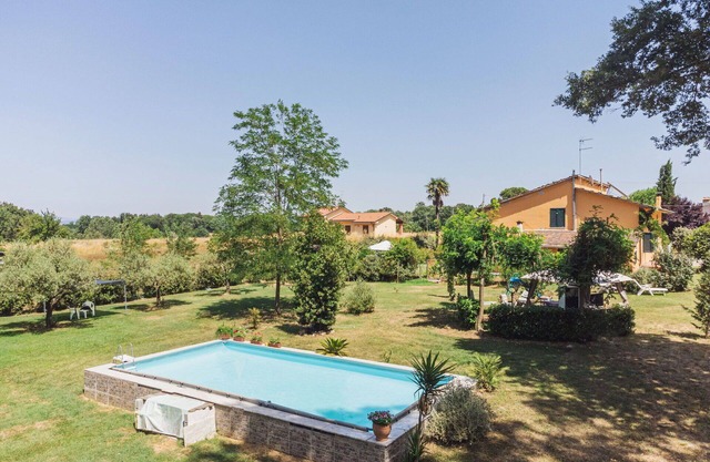 Schönes Ferienhaus für 4 Personen mit W-LAN, Pool, TV, Innenhof und Parkplatz