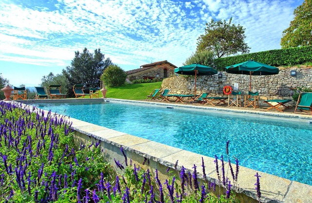 Alleinstehendes Ferienhaus mit W-LAN, privatem Pool, Klimaanlage, TV, Panoramablick, bei Florenz