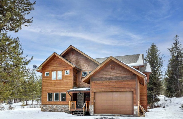 Wonderful 5 bdrm cabin on 1acre wooded lot with stream