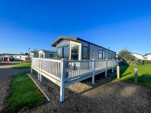 Wonderful 6 Berth Caravan For Hire By A Stunning Norfolk Beach Ref 19006Sd