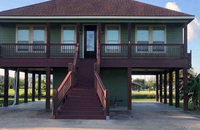 Wonderful Bayhouse In Anglers Bay Subdivision on Canal,4 bedroom,2 baths, deck