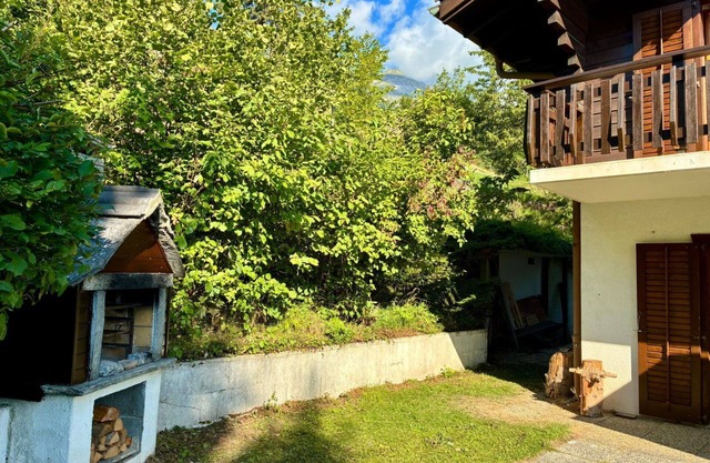 Atemberaubendes alleinstehendes Ferienhaus für 6 Gäste mit W-LAN, TV, Terrasse und Parkplatz