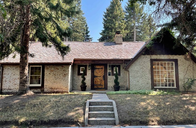Wonderful "Cottage Like" 30 day minimum Rental near Downtown and MSU
