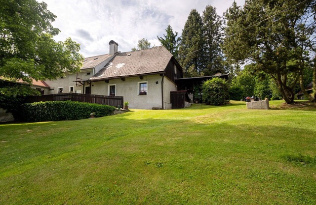 Atemberaubendes alleinstehendes Ferienhaus mit TV, Innenhof, Haustiere erlaubt und Parkplatz