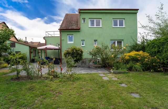 Atemberaubendes alleinstehendes Ferienhaus mit W-LAN, TV, Terrasse, Haustiere erlaubt und Parkplatz