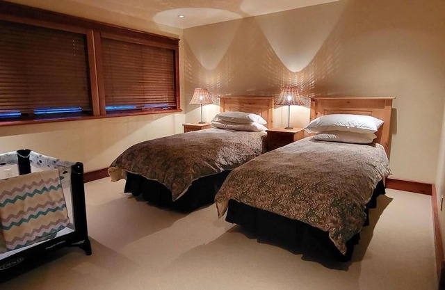 Wonderful family chalet in Whistler. 5 Bedroom / 5.5 Bath Sleeps 12.