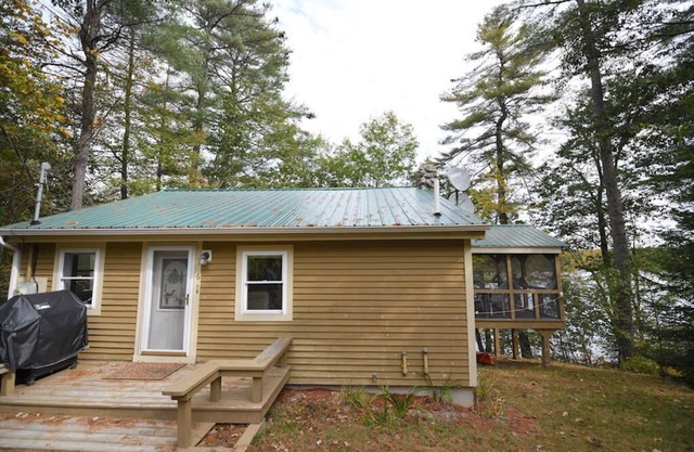 Wonderful family cottage on peaceful Whitney Pond