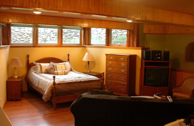 Wonderful garden apartment in the town of Gold Hill. Forest trails out backyard.