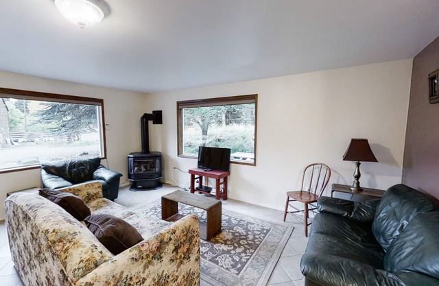 Wonderful Home Close to Lake w/Private W/D, WiFi, Gas Fireplace - 2 Dogs Okay