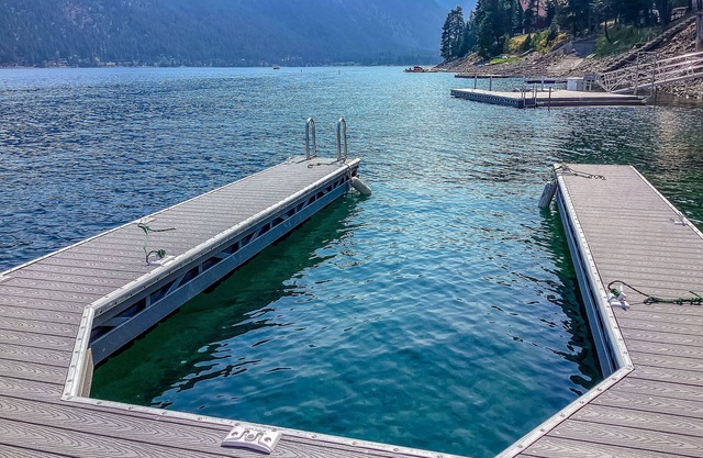 Wonderful Home Right on the Lake w/Free WiFi, Wood-Burning Fireplace, Private WD