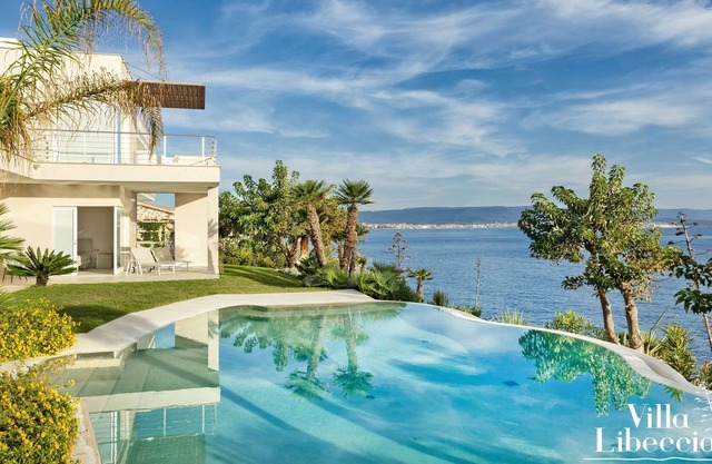 Wonderful independent villa facing the sea with private pool for 16 people