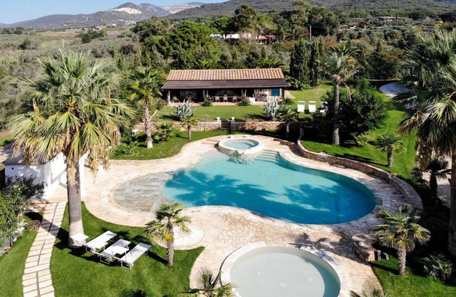 Alleinstehendes Ferienhaus mit Klimaanlage, Whirlpool, privatem Pool, W-LAN, TV, Innenhof