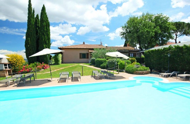 Alleinstehendes Ferienhaus mit W-LAN, privatem Pool, TV, Innenhof, Panoramablick, Parkplatz